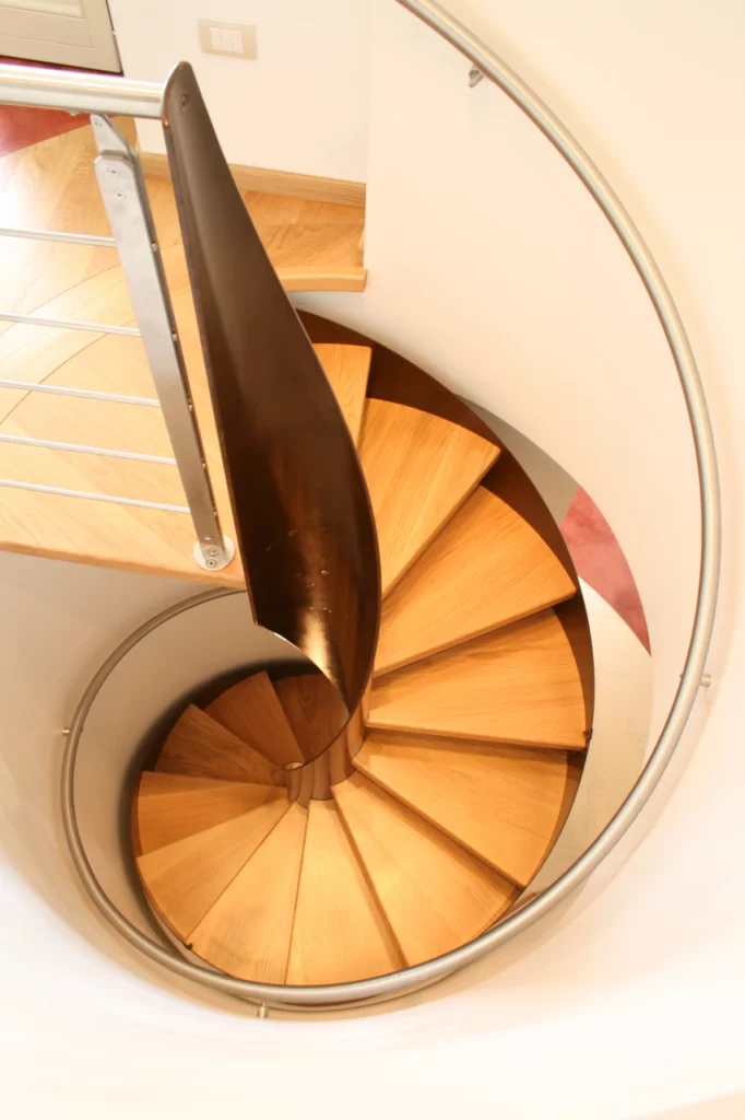 A small spiral staircase is a space saving element