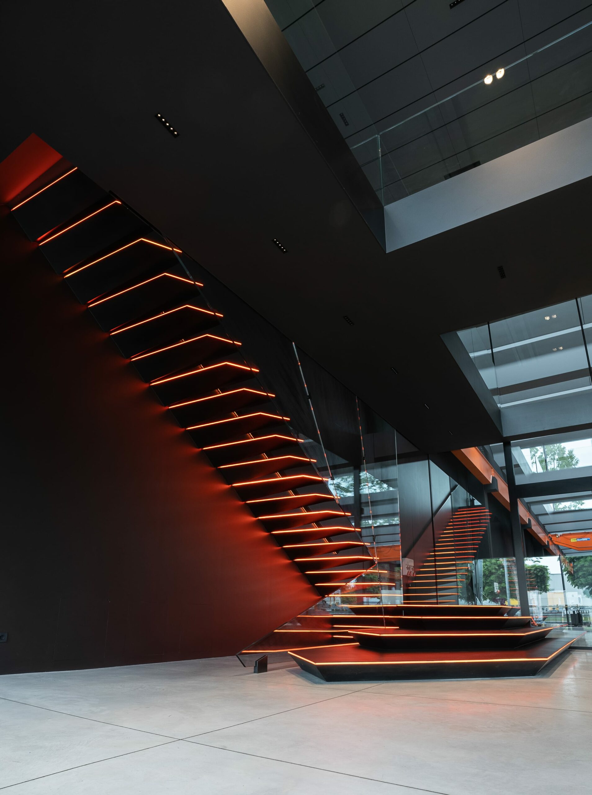 Amazing interior staircase: production and installation