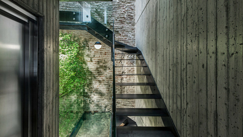 Scale da interno moderne con parapetti in vetro
