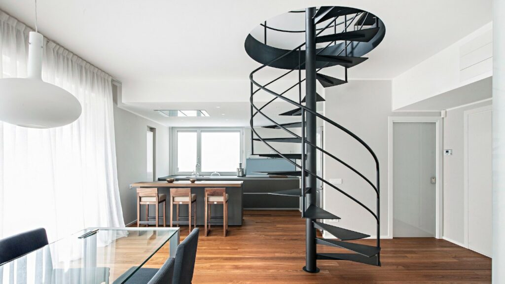 Second example of space saving metal spiral staircase: Vitre
