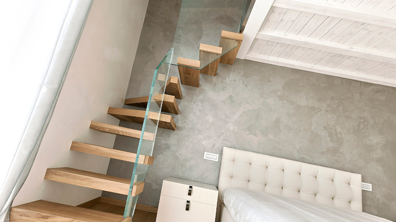 Esempio di scale in legno per gli interni completamente in rovere