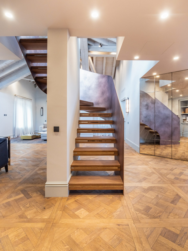 Example of a modern interior wooden staircase (with oak steps)
