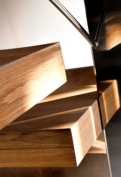 Le forme delle scale sospese in legno