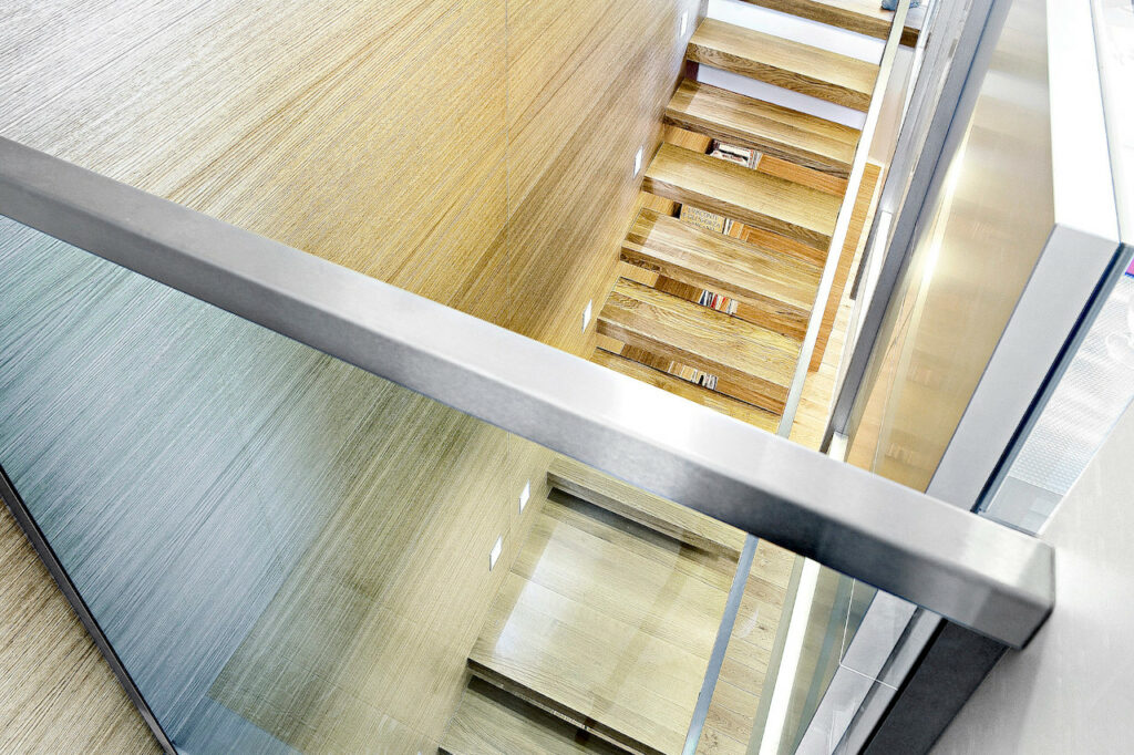 The most modern oak staircase is the suspended staircase