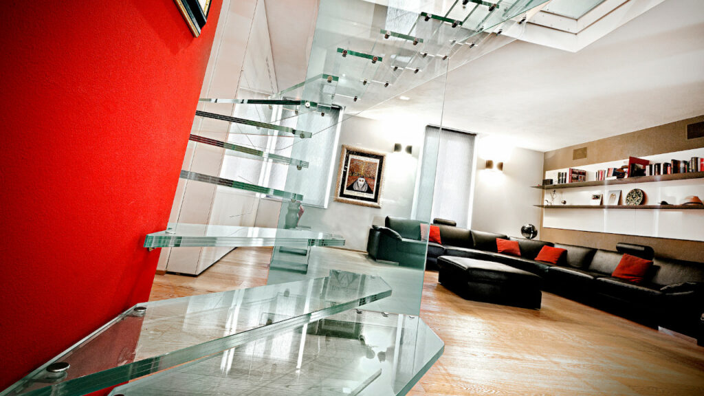 Cantilever glass stairs