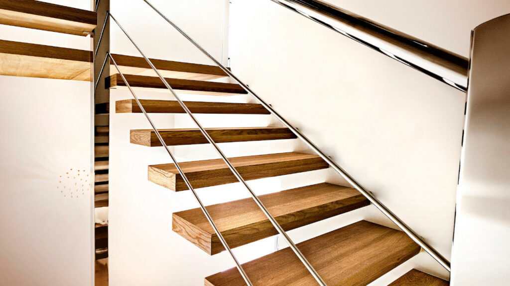 Conoscere le scale interne in legno moderne